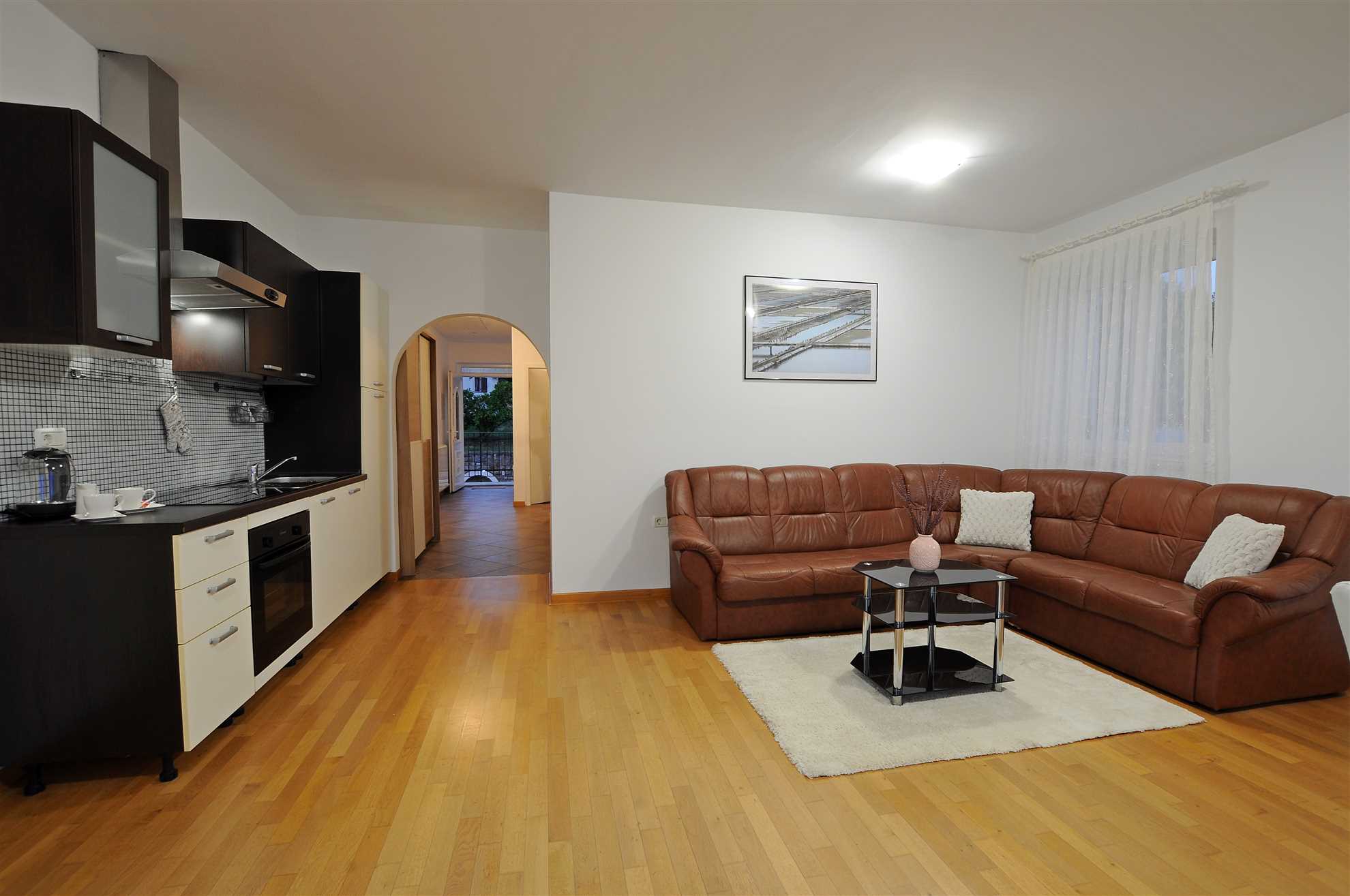 Spacious 2-Bedroom Haven for 4, No Pets, Parking Included