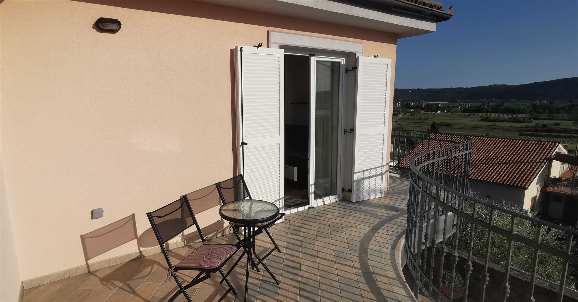 Spacious 2-Bedroom Haven for 4, No Pets, Parking Included