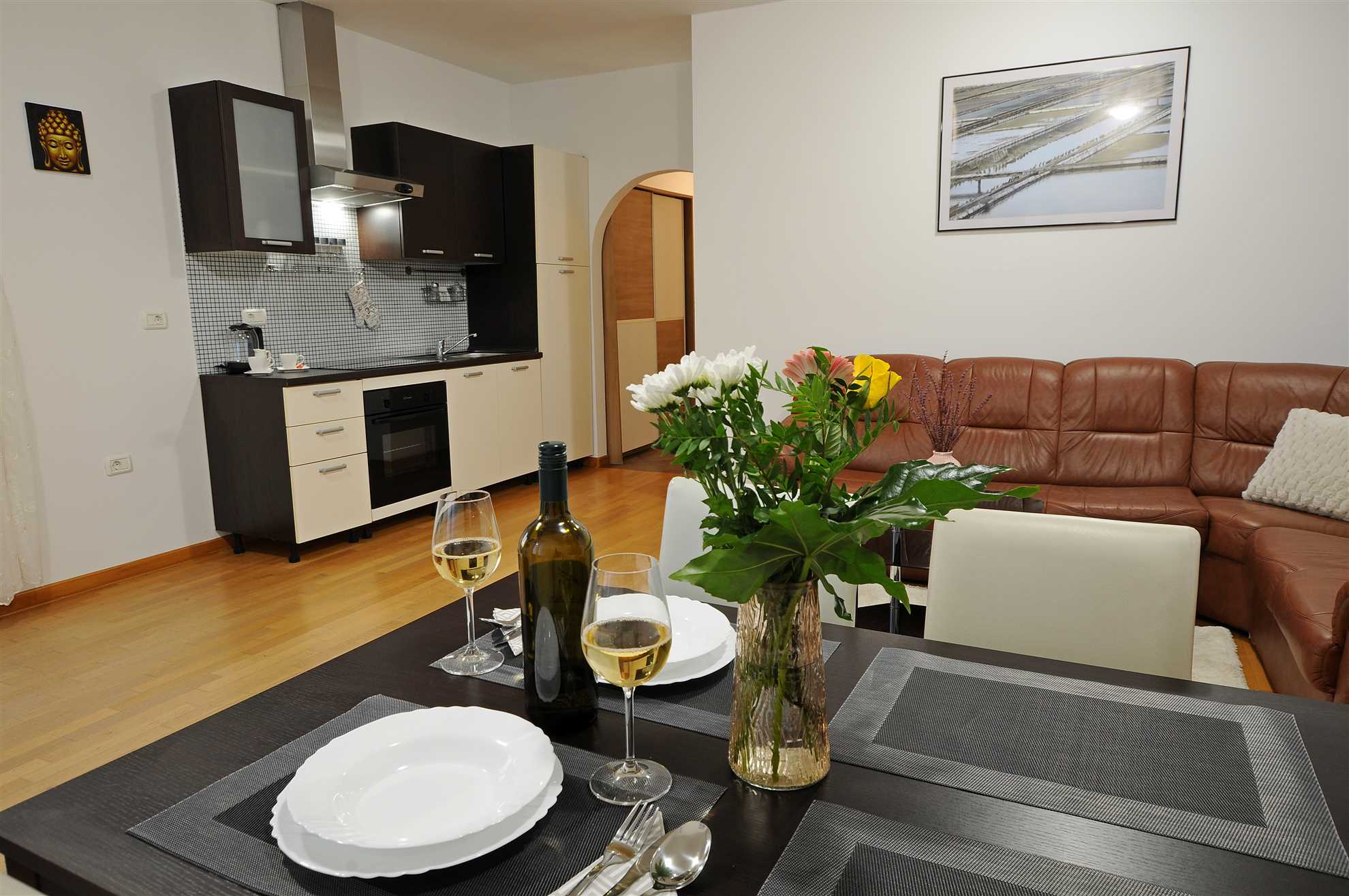 Spacious 2-Bedroom Haven for 4, No Pets, Parking Included