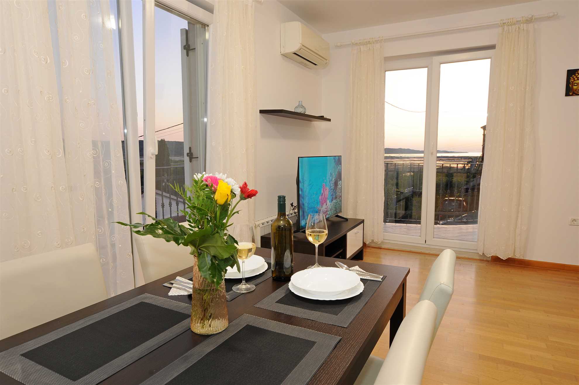 Spacious 2-Bedroom Haven for 4, No Pets, Parking Included