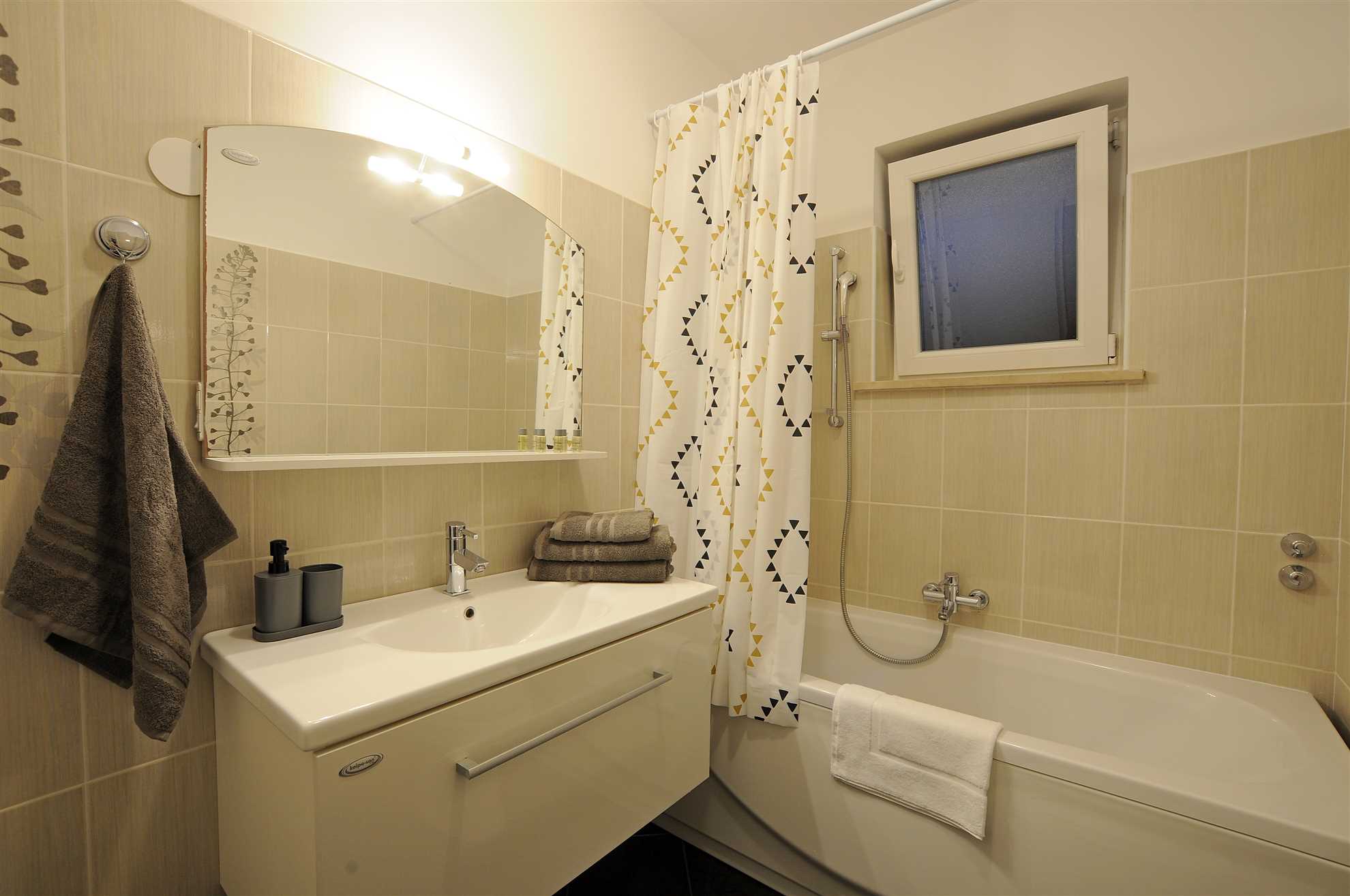 Spacious 2-Bedroom Haven for 4, No Pets, Parking Included