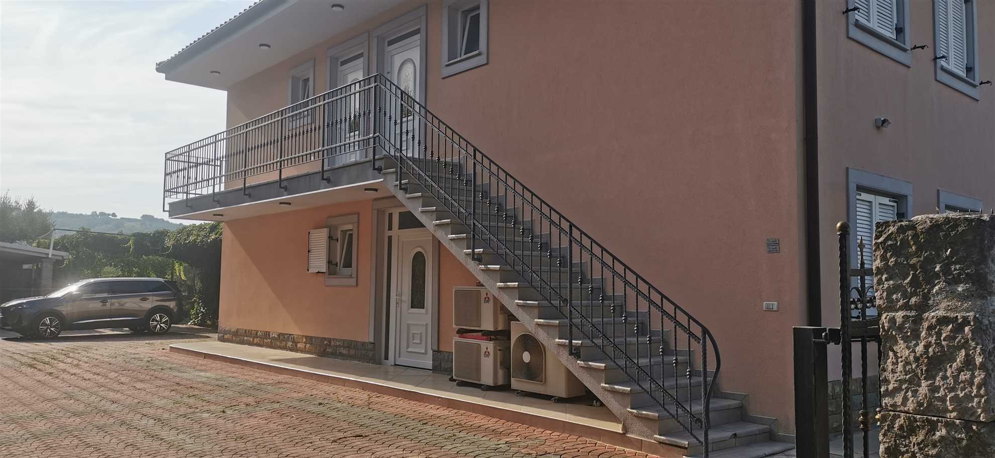 Spacious 2-Bedroom Haven for 4, No Pets, Parking Included