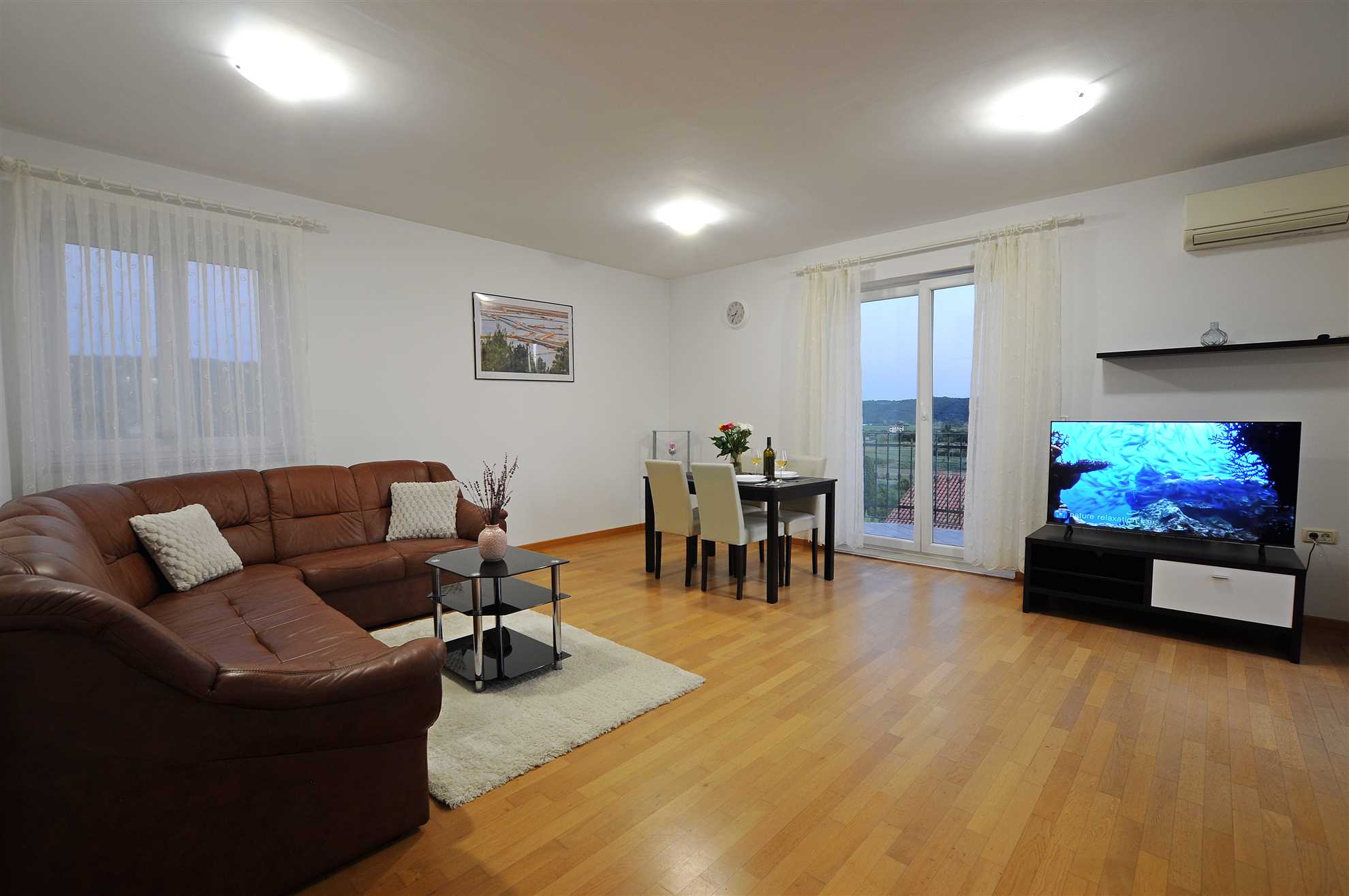 Spacious 2-Bedroom Haven for 4, No Pets, Parking Included