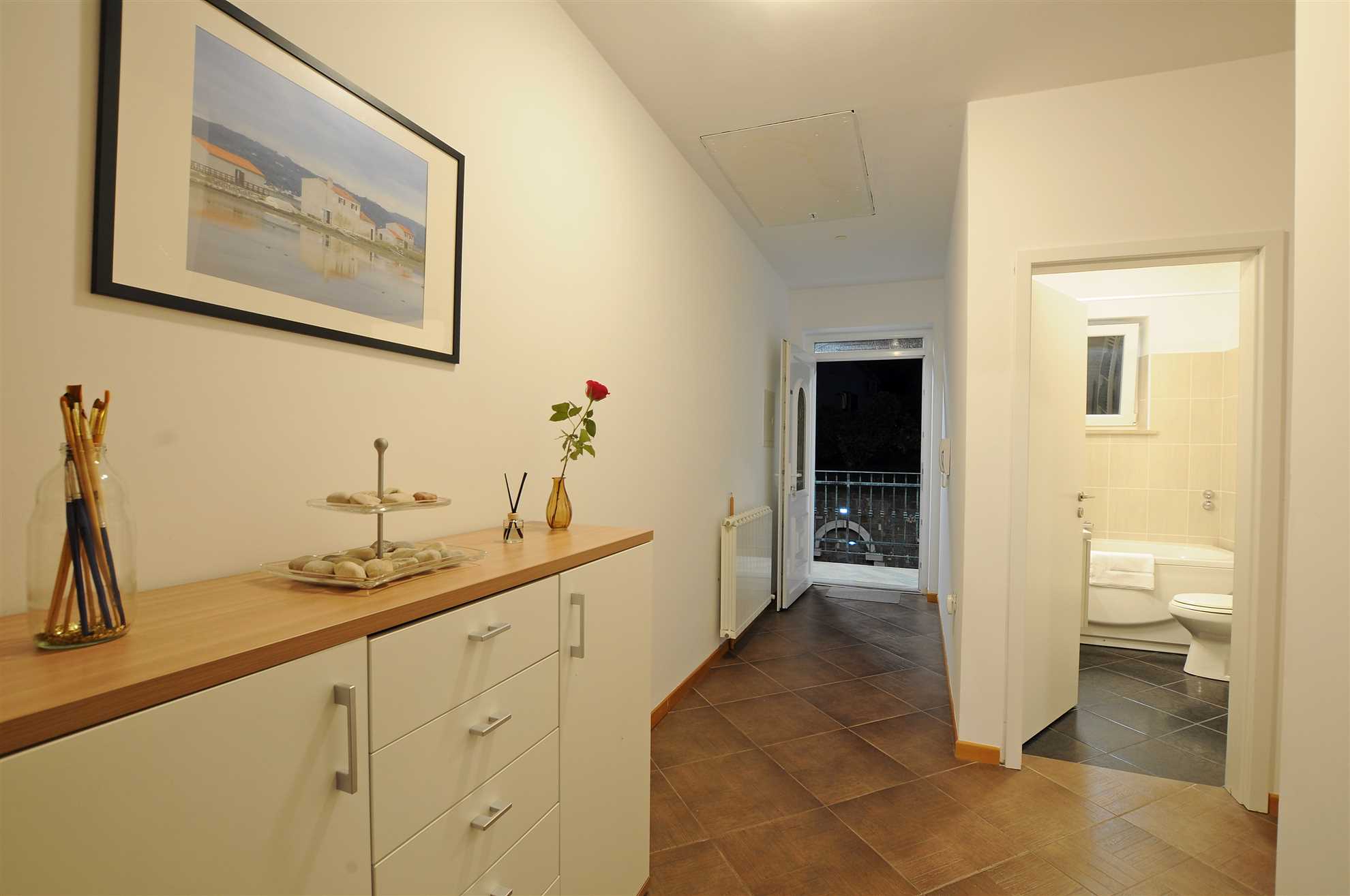 Spacious 2-Bedroom Haven for 4, No Pets, Parking Included