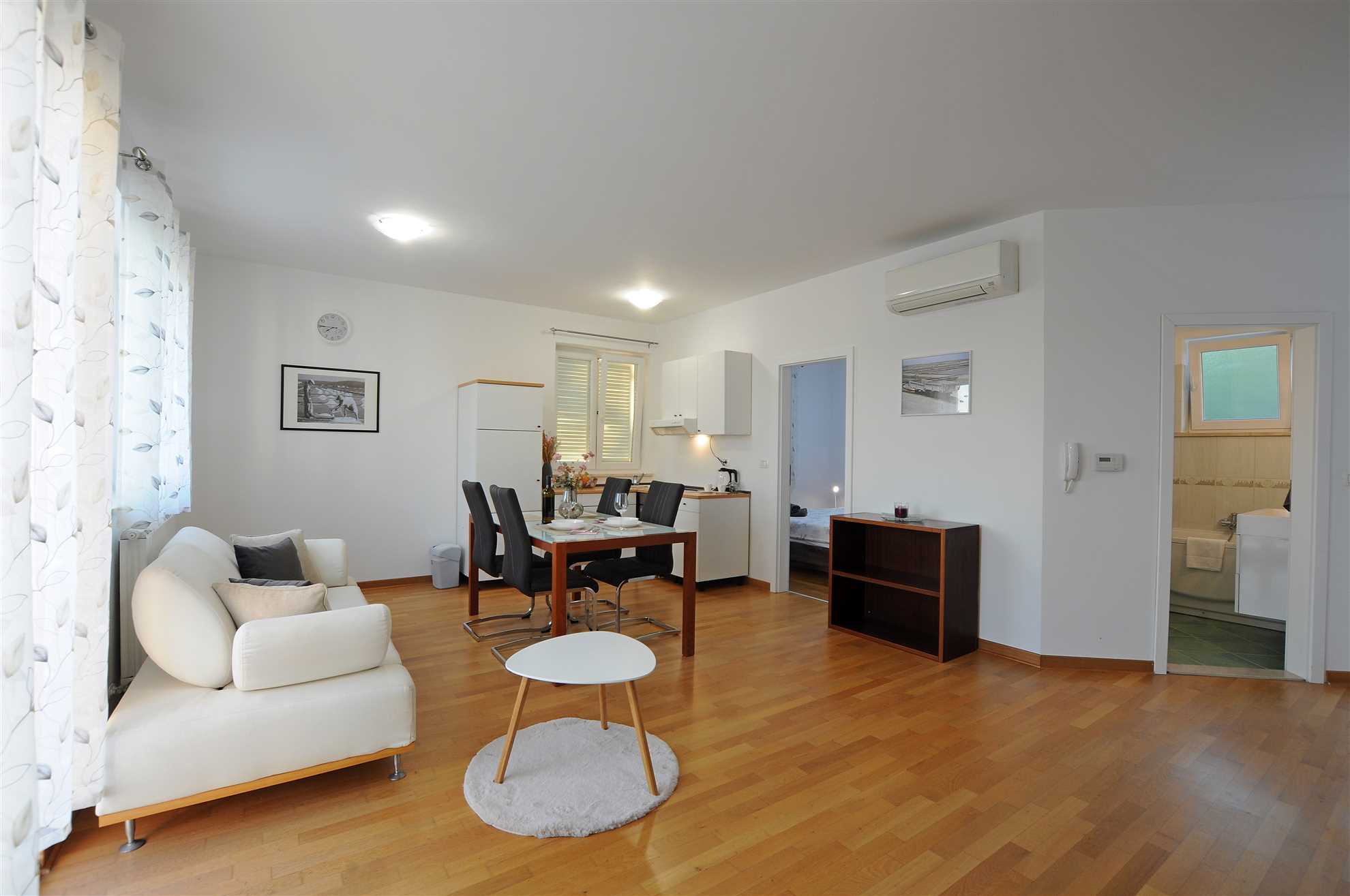 Charming One-Bedroom Getaway for Two, Pet-Free