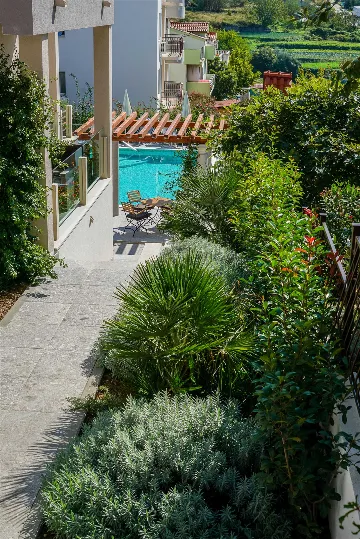 Podstrana One-Bedroom Apartment for 4 Guests