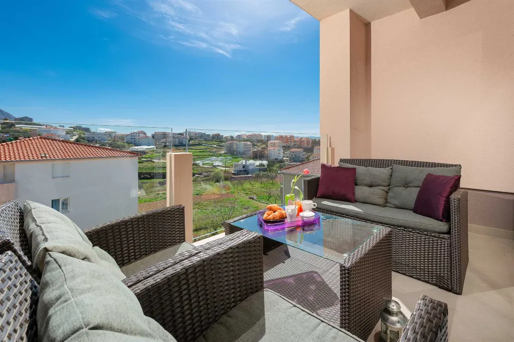 Podstrana One-Bedroom Apartment for 4 Guests