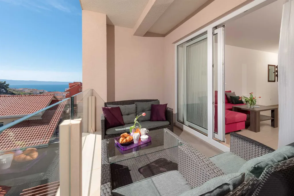 Podstrana One-Bedroom Apartment for 4 Guests