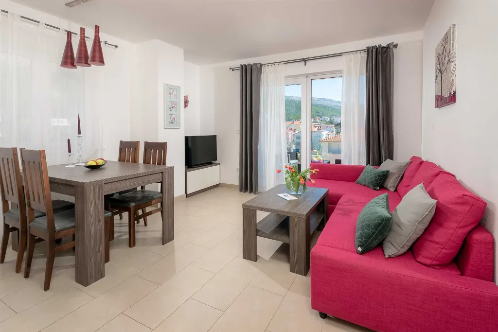 Podstrana One-Bedroom Apartment for 4 Guests