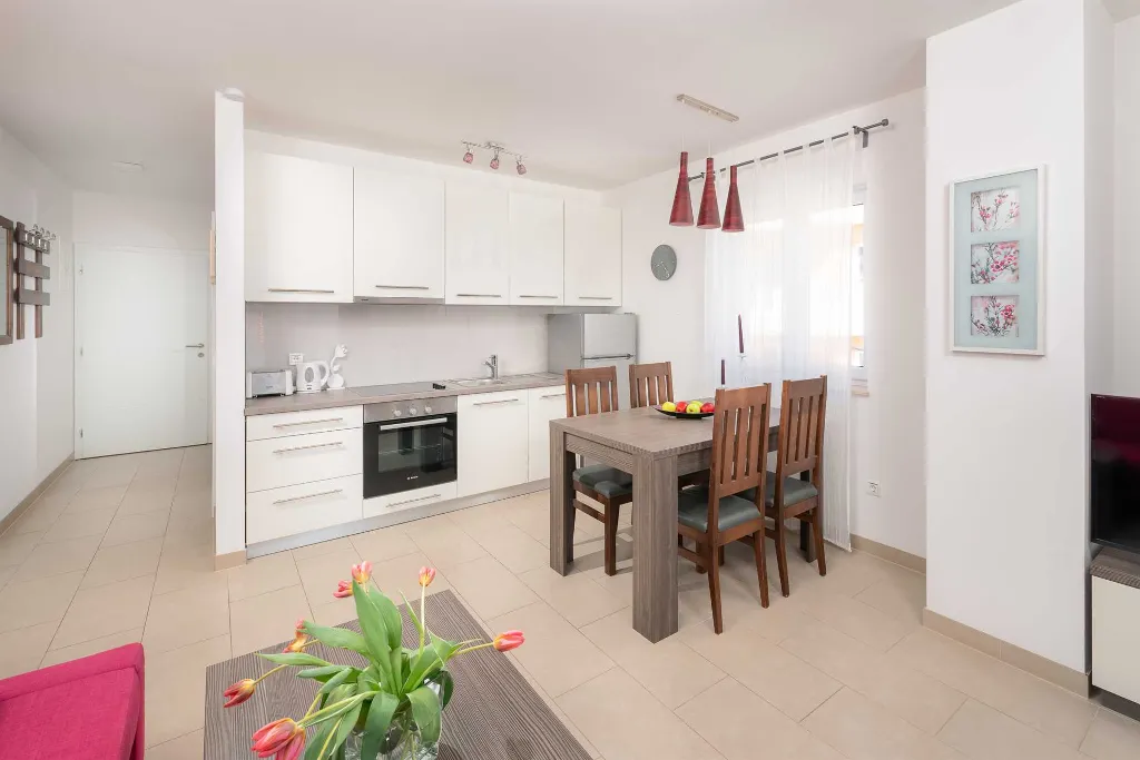 Podstrana One-Bedroom Apartment for 4 Guests