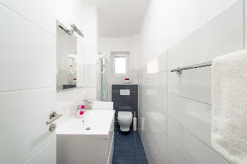 Podstrana One-Bedroom Apartment for 4 Guests