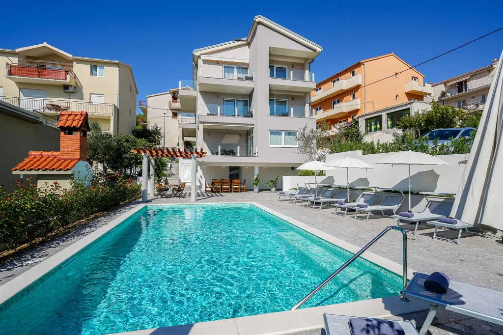 Podstrana 2-Bedroom Apartment for Up to 5 Guests