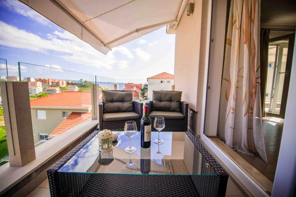 Podstrana 2-Bedroom Apartment for Up to 5 Guests