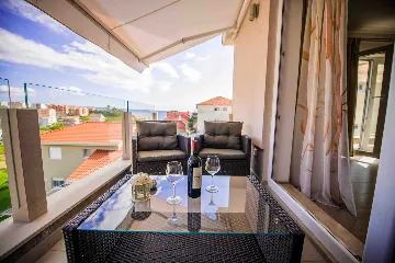 Podstrana 2-Bedroom Apartment for Up to 5 Guests