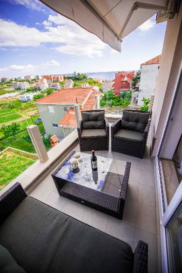 Podstrana 2-Bedroom Apartment for Up to 5 Guests