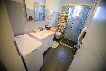 Podstrana 2-Bedroom Apartment for Up to 5 Guests