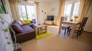 Podstrana 2-Bedroom Apartment for Up to 5 Guests