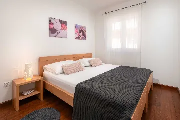 1-Bedroom Apartment in Podstrana for Up to 4