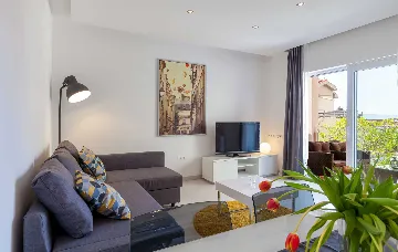 Podstrana One-Bedroom Apartment with Terrace & Parking