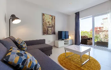 Podstrana One-Bedroom Apartment with Terrace & Parking