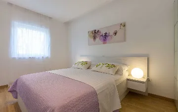 Podstrana One-Bedroom Apartment with Terrace & Parking