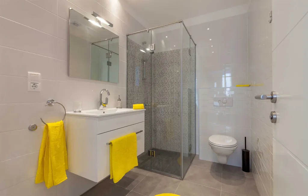Podstrana One-Bedroom Apartment with Terrace & Parking