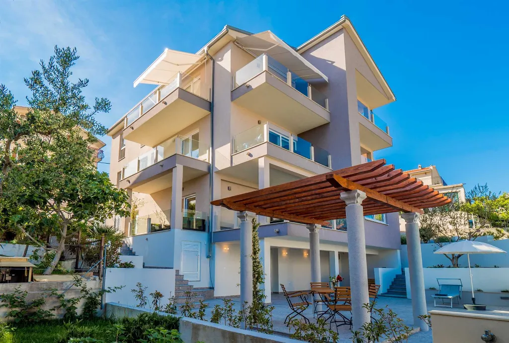 Podstrana One-Bedroom Apartment with Terrace & Parking