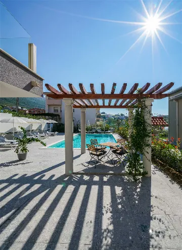 Podstrana One-Bedroom Apartment with Terrace & Parking