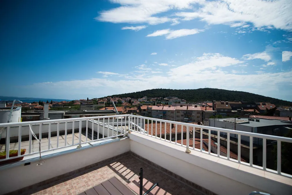 Split Two-Bedroom Apartment for 4 Guests