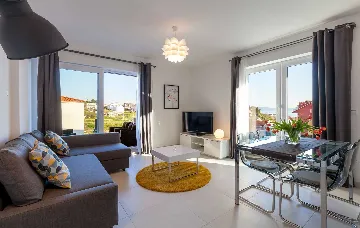 Podstrana Two-Bedroom Apartment for Up to 5