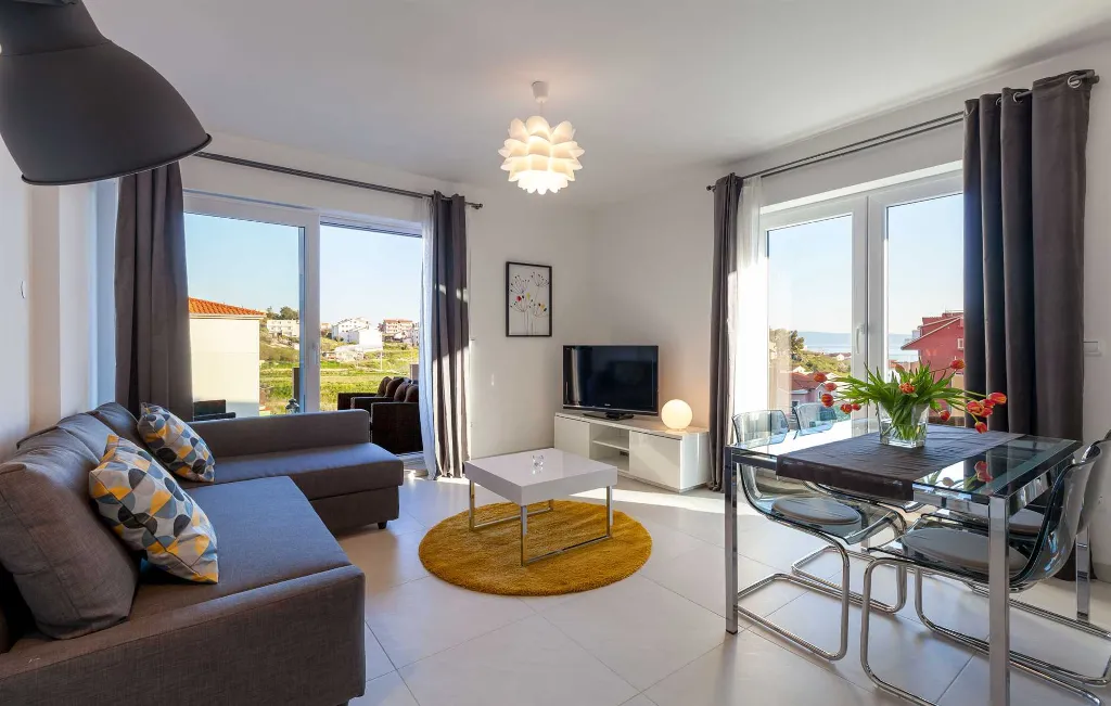 Podstrana Two-Bedroom Apartment for Up to 5