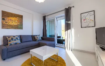 Podstrana Two-Bedroom Apartment for Up to 5