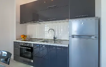 Podstrana Two-Bedroom Apartment for Up to 5