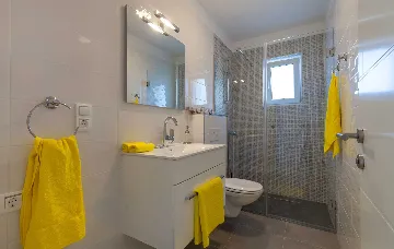 Podstrana Two-Bedroom Apartment for Up to 5