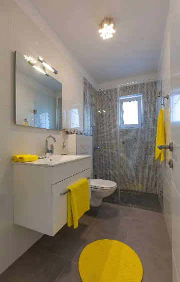 Podstrana Two-Bedroom Apartment for Up to 5