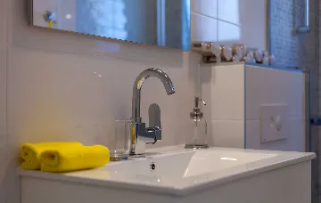 Podstrana Two-Bedroom Apartment for Up to 5