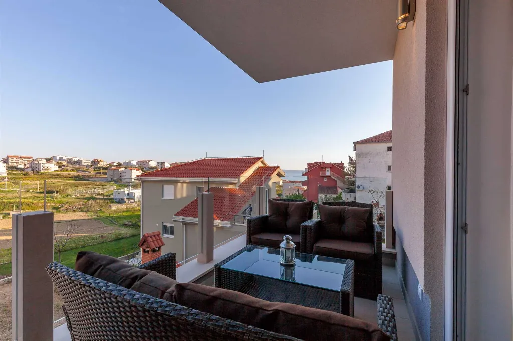 Podstrana Two-Bedroom Apartment for Up to 5