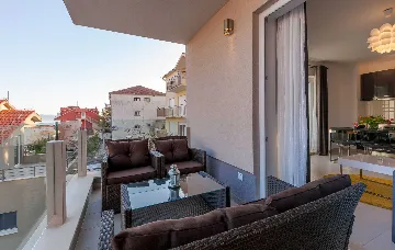 Podstrana Two-Bedroom Apartment for Up to 5