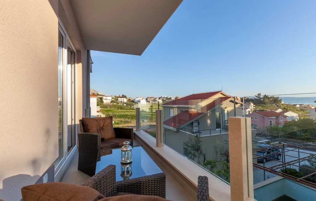 Podstrana Two-Bedroom Apartment for Up to 5
