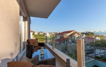 Podstrana Two-Bedroom Apartment for Up to 5