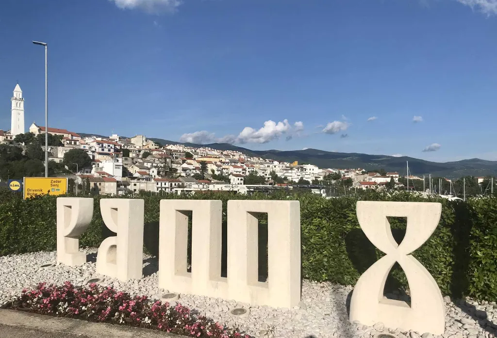 Loft with Sea Views and Pool in Novi Vinodolski