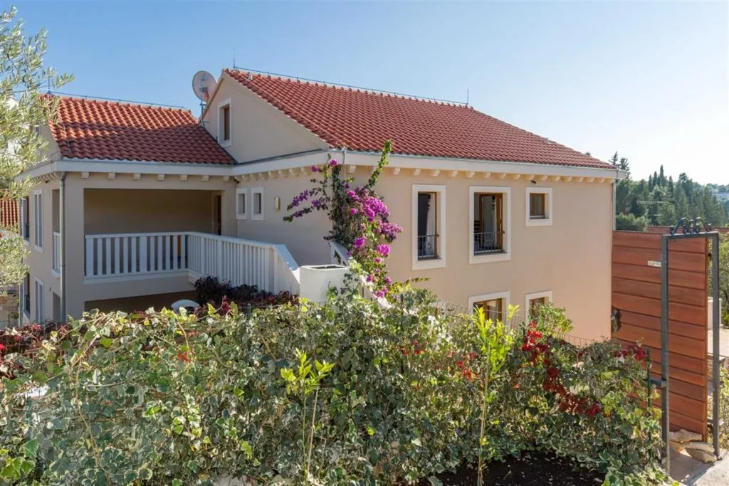 Air-Conditioned 3-Bedroom Apartment in Milna