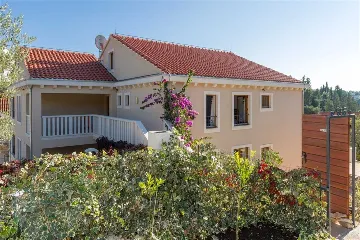 Air-Conditioned 3-Bedroom Apartment in Milna