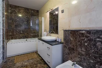 Air-Conditioned 3-Bedroom Apartment in Milna