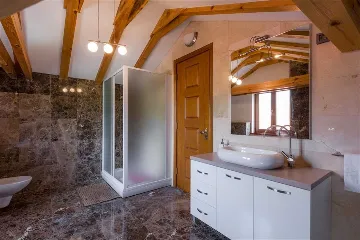 Air-Conditioned 3-Bedroom Apartment in Milna