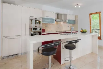 Air-Conditioned 3-Bedroom Apartment in Milna