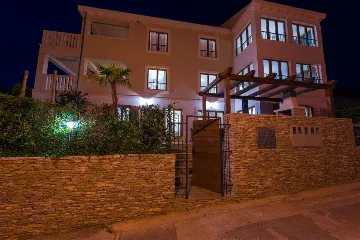 Air-Conditioned 3-Bedroom Apartment in Milna