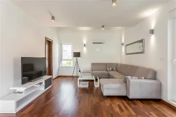 Podstrana 6-Bedroom Apartment with Sea-View Terrace