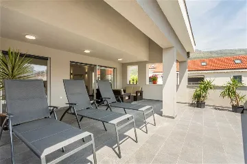 Podstrana 6-Bedroom Apartment with Sea-View Terrace