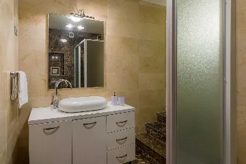 3-Bedroom Apartment with Private Pool in Milna